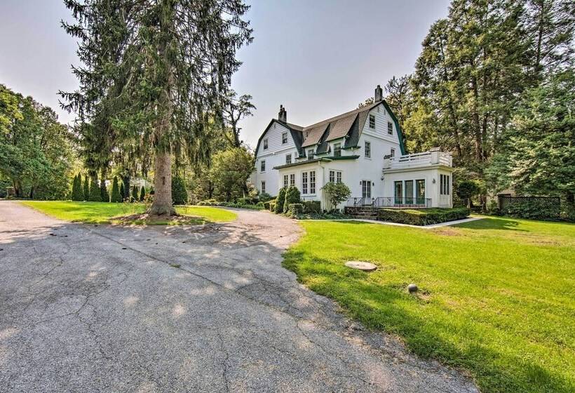 Lovely Reading Home W/ Large Yard On 7 Acres!