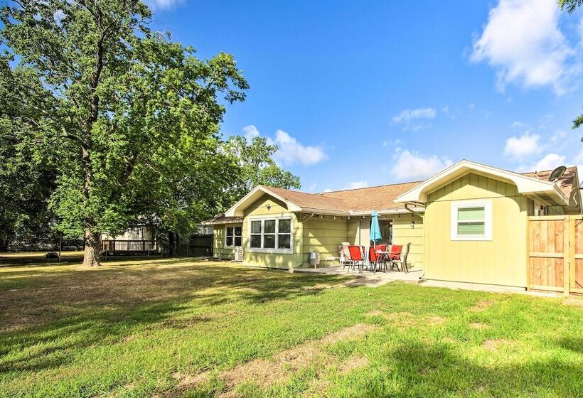 Lovely Tomball Home < 1 Mi To Dtwn + Pool Access!