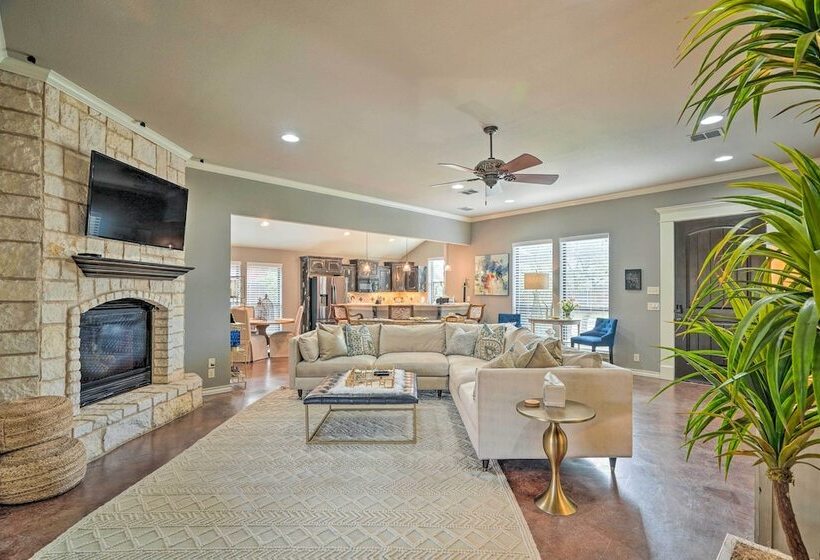 Luxe Midland Retreat W/ Patio, Grill & Yard!