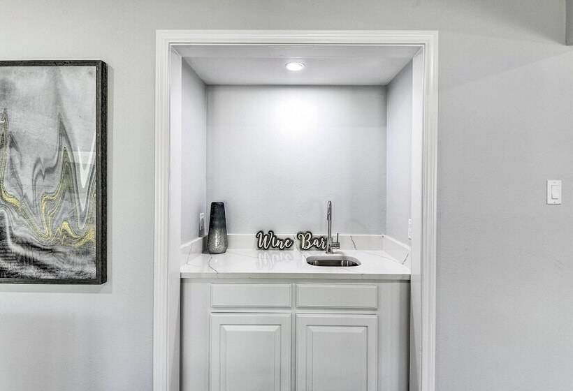 Luxury Granbury Home W/ Private Boat Dock!