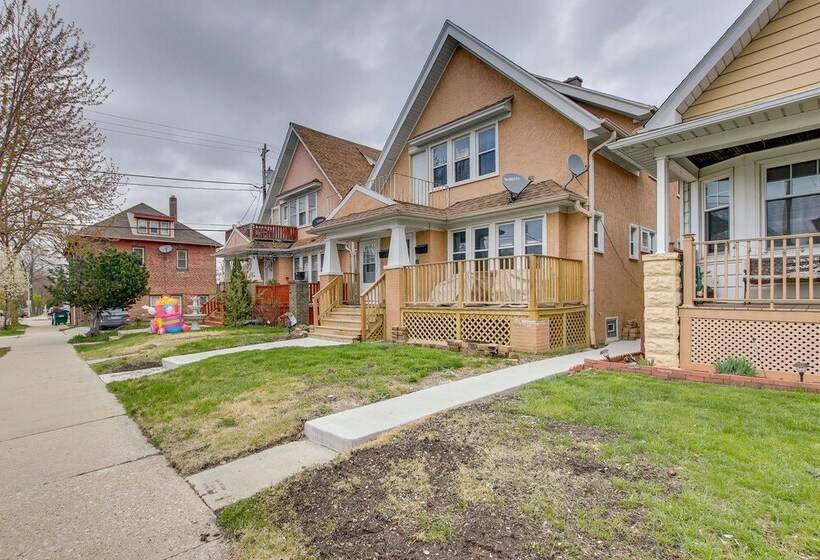 Milwaukee Vacation Rental: 6 Mi To City Center!