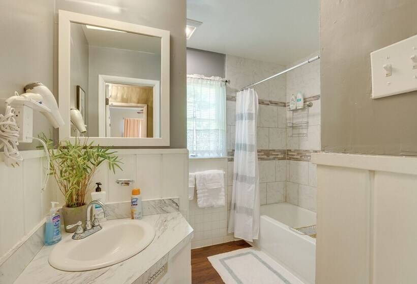 Modern Birmingham Escape W/ Yard + Fire Pit!