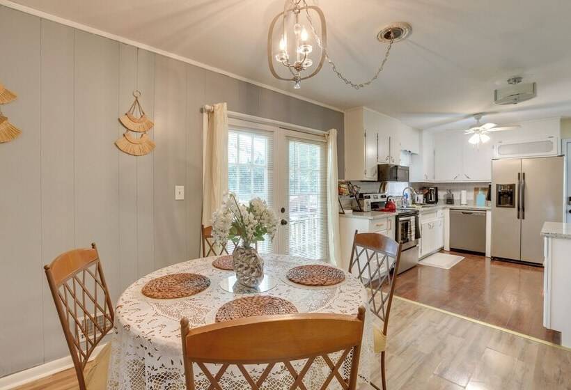 Modern Birmingham Escape W/ Yard + Fire Pit!