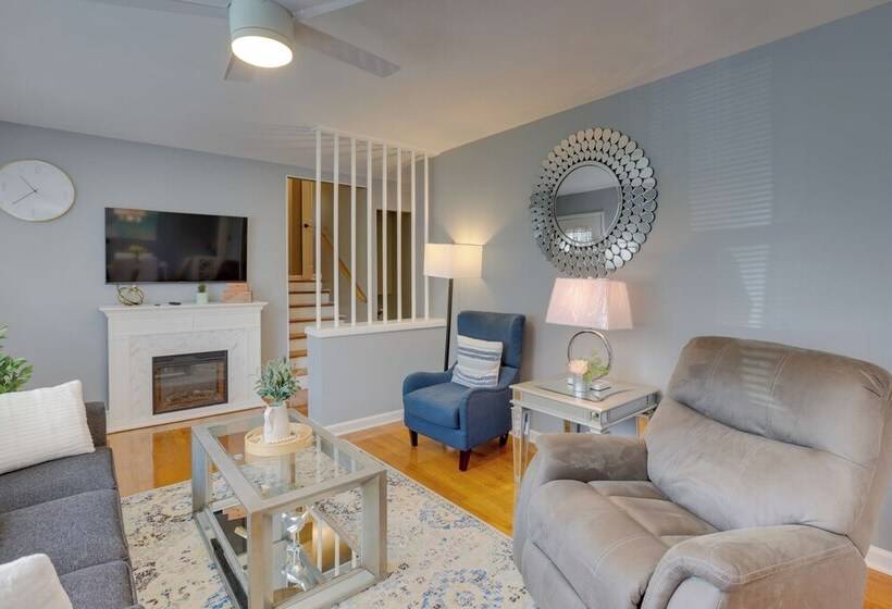 Modern Birmingham Escape W/ Yard + Fire Pit!