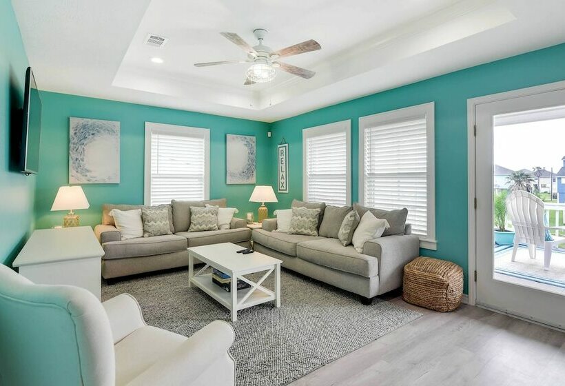 Walk To Shore: Home W/ Deck In Crystal Beach!