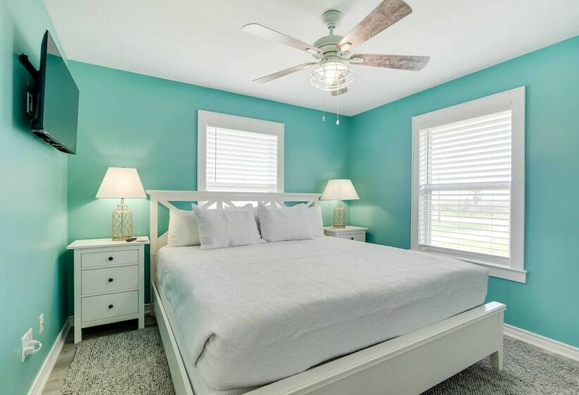 Walk To Shore: Home W/ Deck In Crystal Beach!