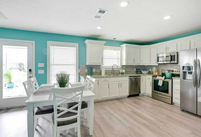 Walk To Shore: Home W/ Deck In Crystal Beach!