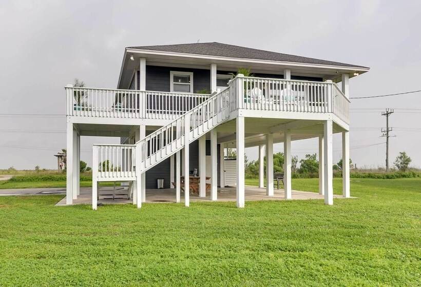 Walk To Shore: Home W/ Deck In Crystal Beach!