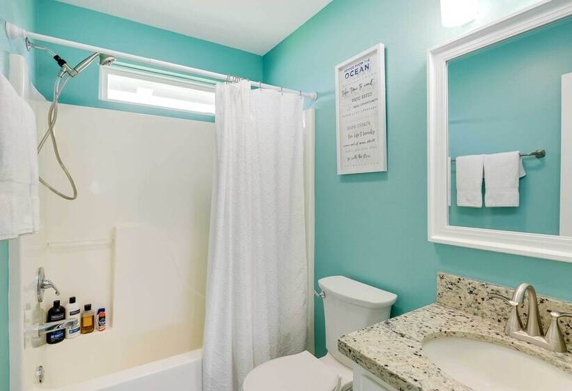 Walk To Shore: Home W/ Deck In Crystal Beach!