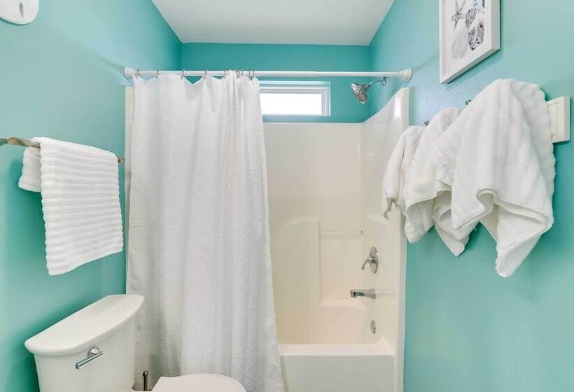 Walk To Shore: Home W/ Deck In Crystal Beach!