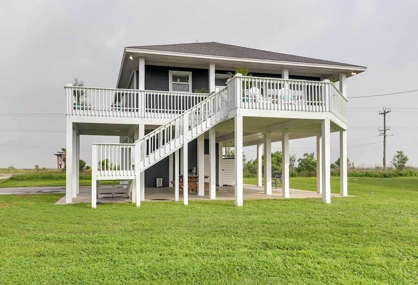 Walk To Shore: Home W/ Deck In Crystal Beach!