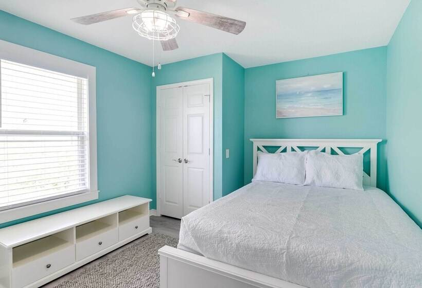 Walk To Shore: Home W/ Deck In Crystal Beach!