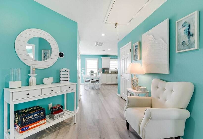 Walk To Shore: Home W/ Deck In Crystal Beach!