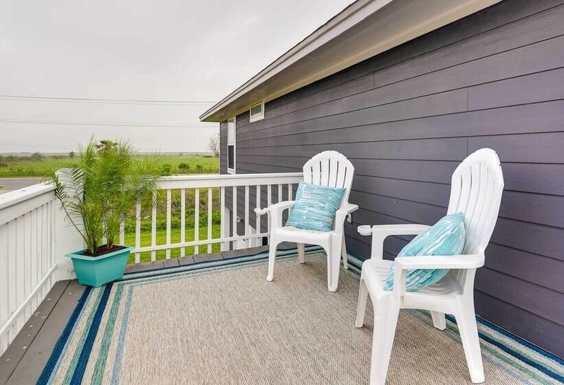 Walk To Shore: Home W/ Deck In Crystal Beach!