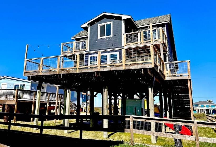 Modern Freeport Home + Decks, Steps To Beach!