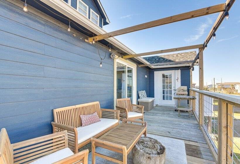 Modern Freeport Home + Decks, Steps To Beach!