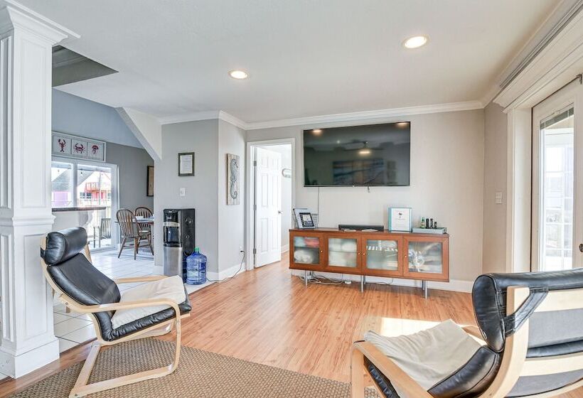 Modern Freeport Home + Decks, Steps To Beach!