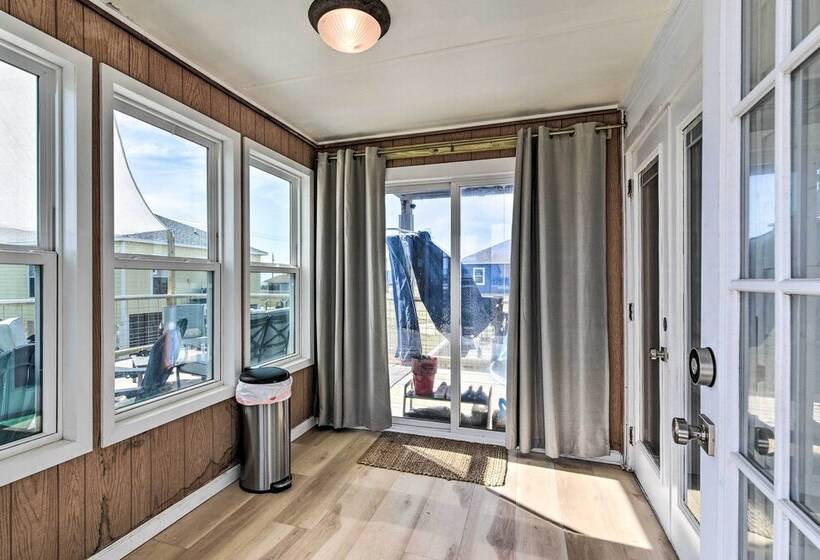 Modern Freeport Home + Decks, Steps To Beach!