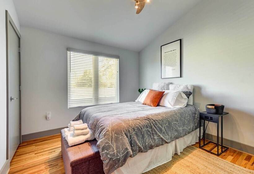 Modern Home With Yard 3 Mi To Uptown Charlotte!