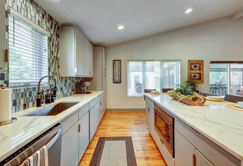 Modern Home With Yard 3 Mi To Uptown Charlotte!