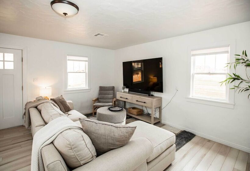 Modern Kanab Cottage W/ View < 1 Mi To Hiking!