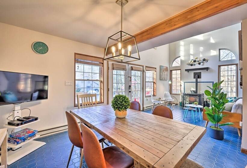 Modern Poconos Gem W/ Fire Pit, Deck & Pool Access