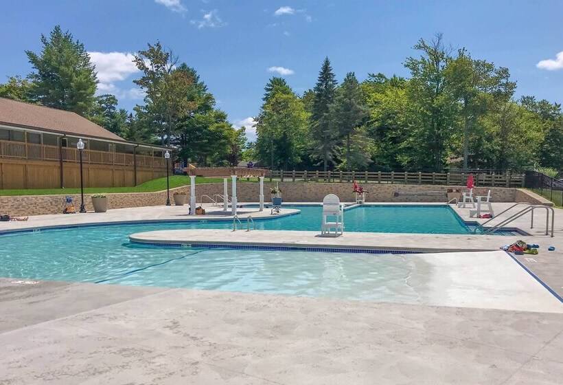 Modern Poconos Gem W/ Fire Pit, Deck & Pool Access