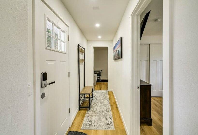 Modern Pacific Vacation Rental: 5 Mi To Lake Tapps