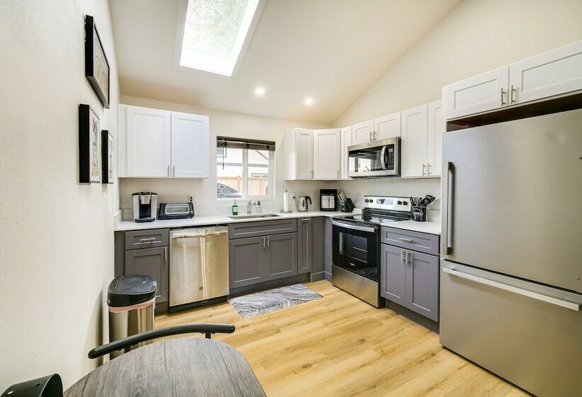 Modern Pacific Vacation Rental: 5 Mi To Lake Tapps