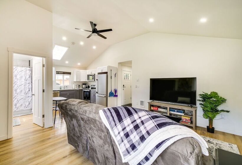 Modern Pacific Vacation Rental: 5 Mi To Lake Tapps