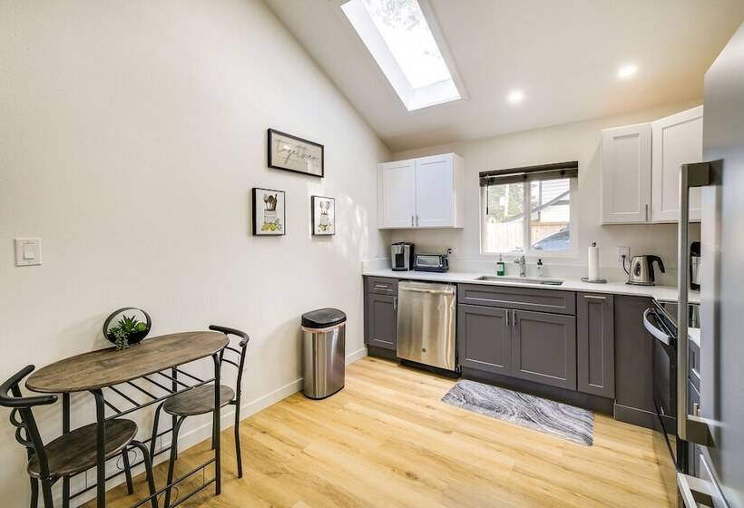 Modern Pacific Vacation Rental: 5 Mi To Lake Tapps