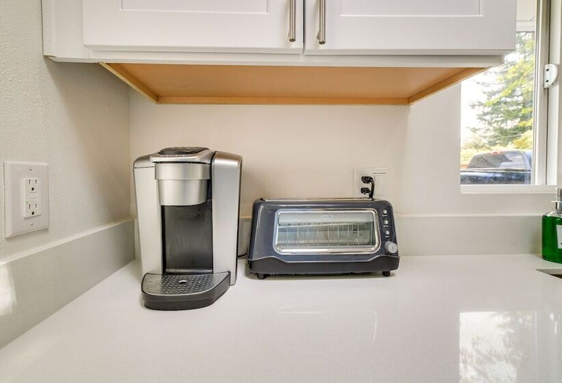 Modern Pacific Vacation Rental: 5 Mi To Lake Tapps