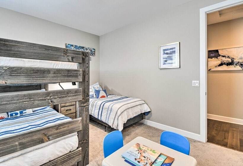 Modern Phoenix Home W/ Covered Patio + Grill!