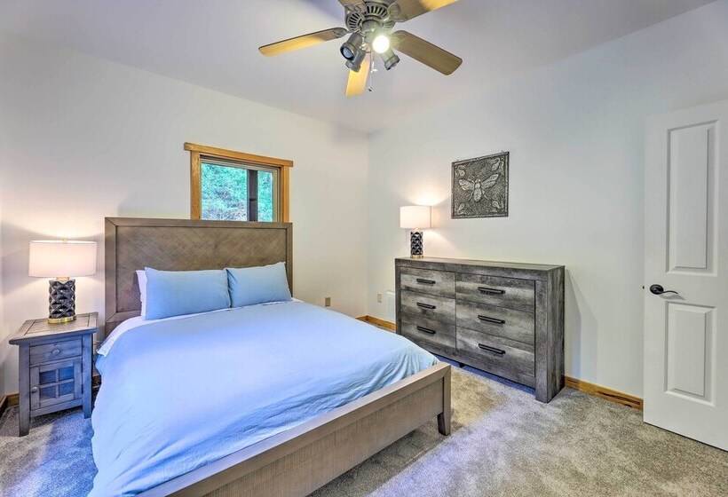 Modern, Spacious Florence Retreat W/ Fire Pit