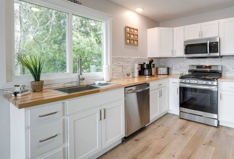 Modern Traverse City Lake House W/ Hot Tub!