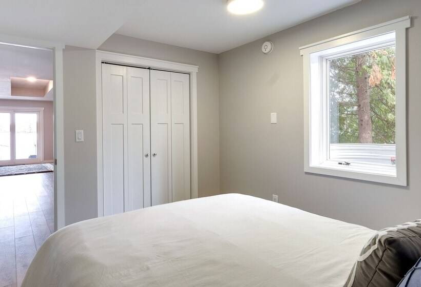 Modern Traverse City Lake House W/ Hot Tub!