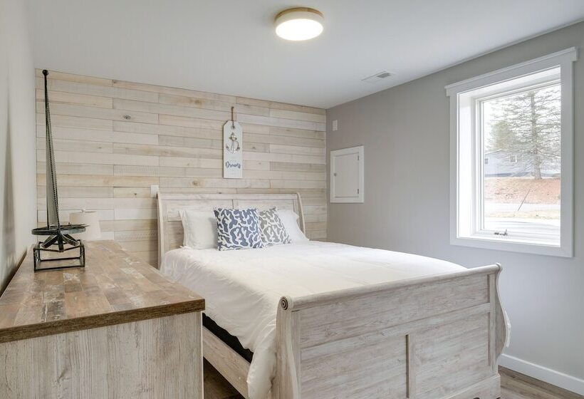 Modern Traverse City Lake House W/ Hot Tub!