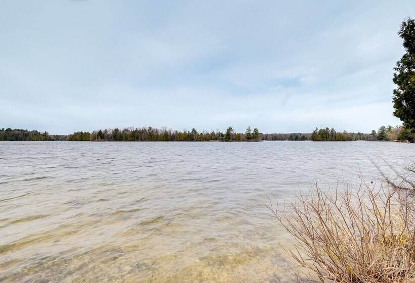 Modern Traverse City Lake House W/ Hot Tub!