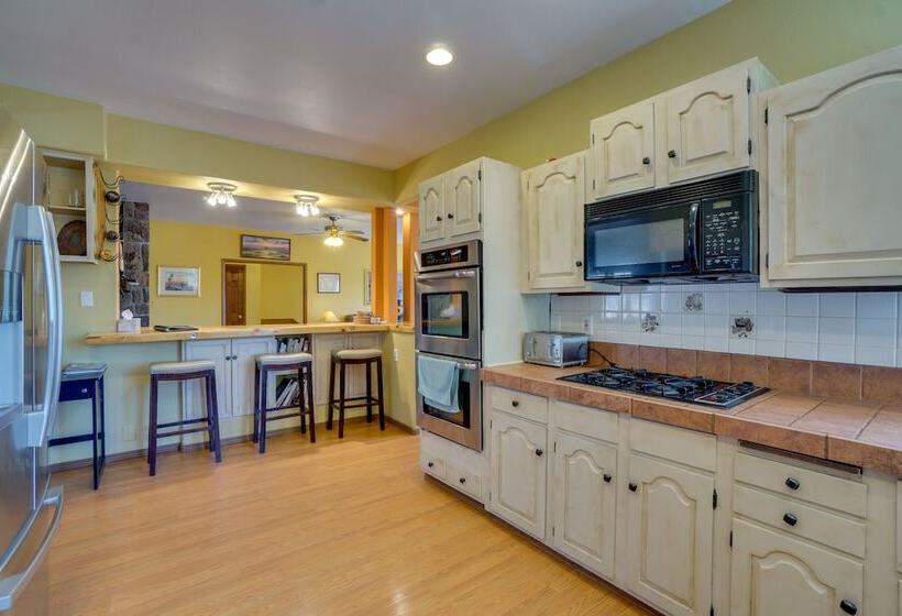 Monument House   Breweries, Hiking & Museums!