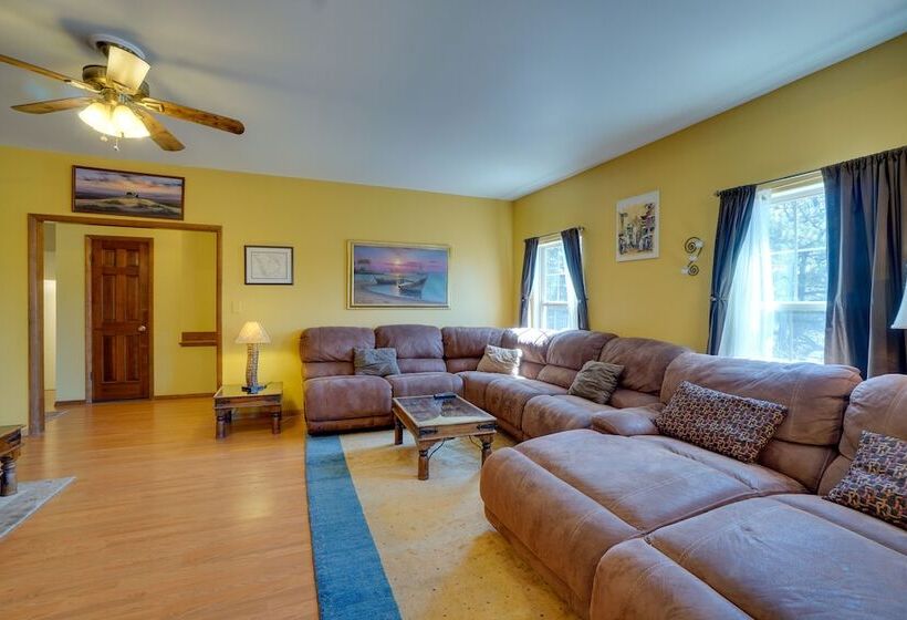 Monument House   Breweries, Hiking & Museums!