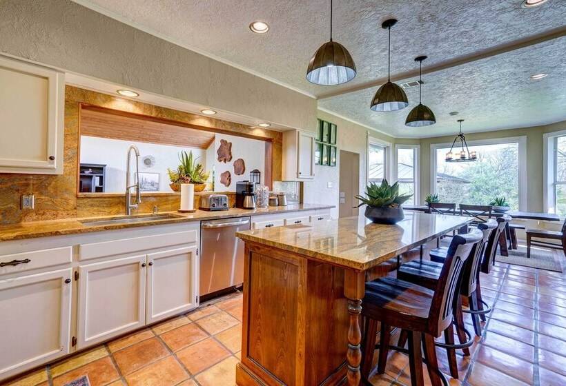 New Braunfels Retreat: Relax At  The Hideout