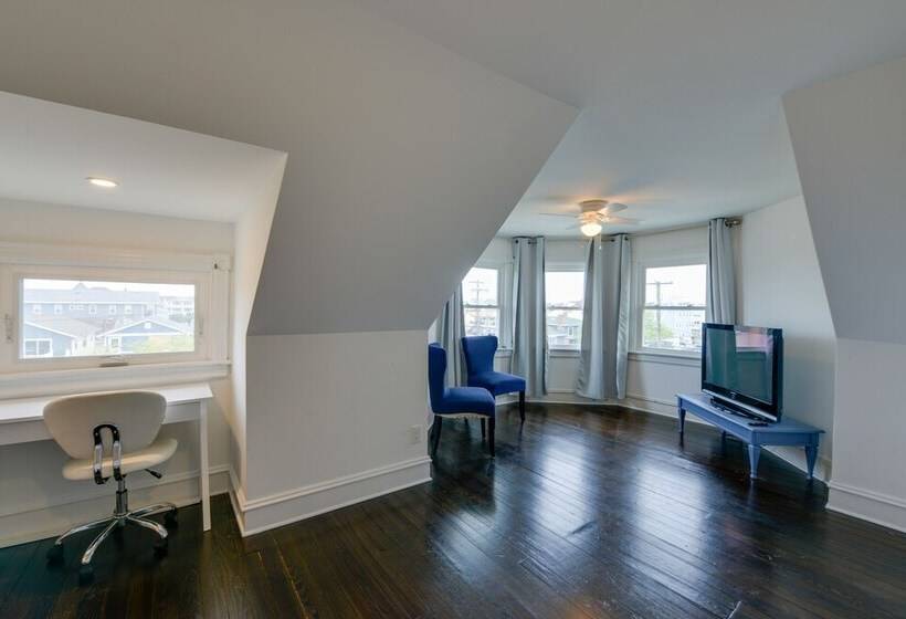 North Wildwood Home W/ Porch ~ 3 Blocks To Beach!