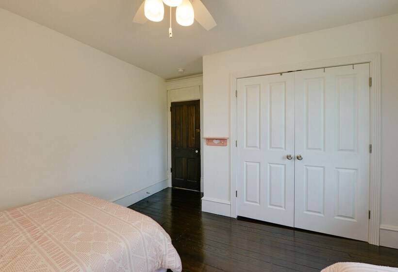 North Wildwood Home W/ Porch ~ 3 Blocks To Beach!