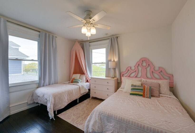 North Wildwood Home W/ Porch ~ 3 Blocks To Beach!