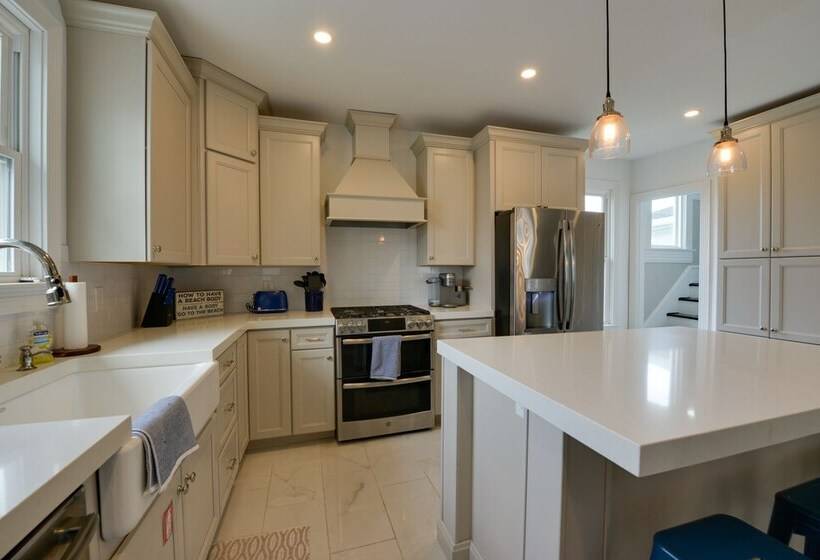 North Wildwood Home W/ Porch ~ 3 Blocks To Beach!