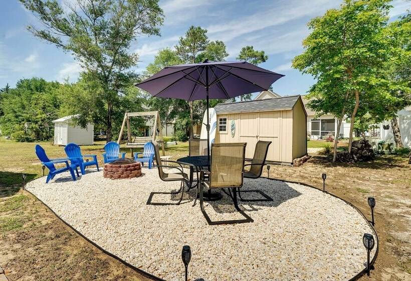 Oak Island Hideaway Hut ~ 1 Mi To Long Beach!