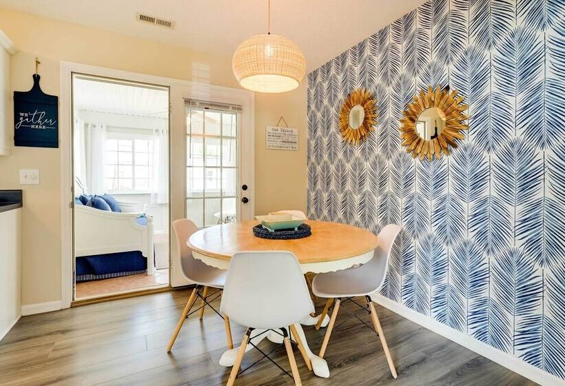 Oak Island Hideaway Hut ~ 1 Mi To Long Beach!