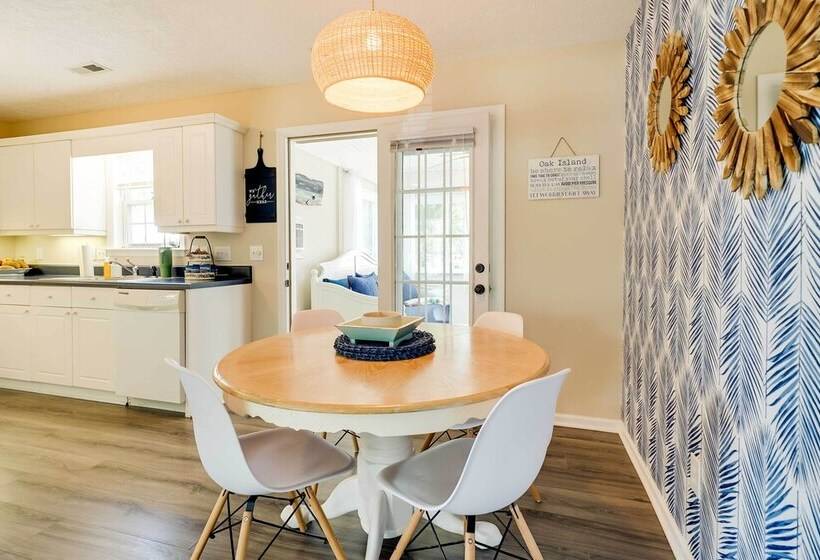 Oak Island Hideaway Hut ~ 1 Mi To Long Beach!