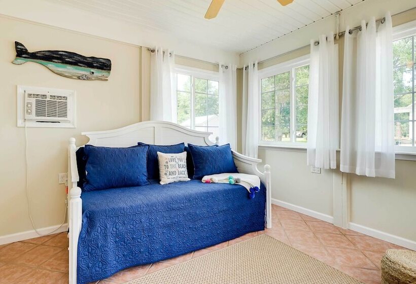 Oak Island Hideaway Hut ~ 1 Mi To Long Beach!