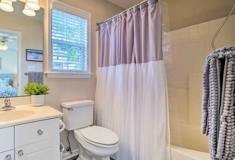 Oak Island Hideaway Hut ~ 1 Mi To Long Beach!